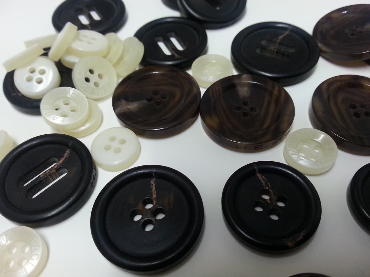 Polyester buttons_ Buttons for garments_ Garments accessory